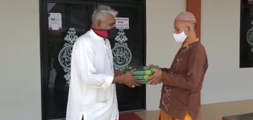1.000 Baju Koko Andre Rosiade Sempurnakan Idul Fitri Garin Masjid