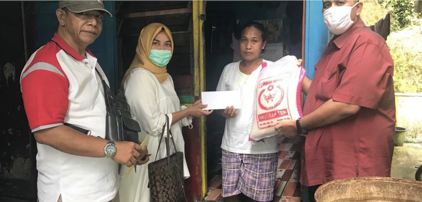 Suami Meninggal, Anak Putus Sekolah, Buruh Cuci Terima “BLT” Andre Rosiade