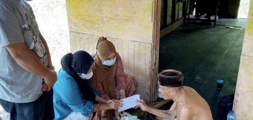 Nyaris Lumpuh dan Tinggal Sendiri di Gubuk Kayu yang Mulai Roboh, Kakek Juli Dibantu Andre Rosiade