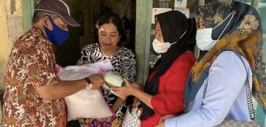 Ditinggal Suami Merantau, Pengamen Tuna Netra di Padang Dibantu Andre Rosiade