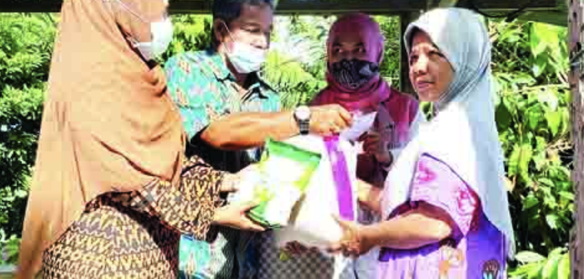Rumah Hancur Diterjang Putih Beliung, Suami Terbaring Sakit, Keluarga Montir Terima Bantuan Andre Rosiade