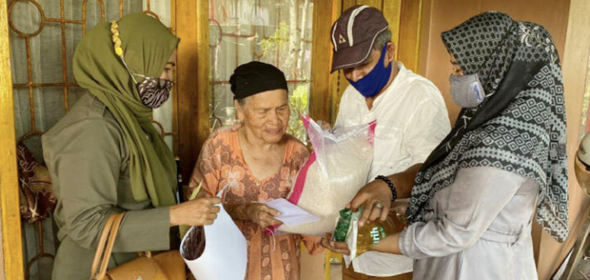 Hidupi 5 Orang Cucu yang Piatu, Seorang Nenek di Kurao Pagang Padang Dibantu Andre Rosiade