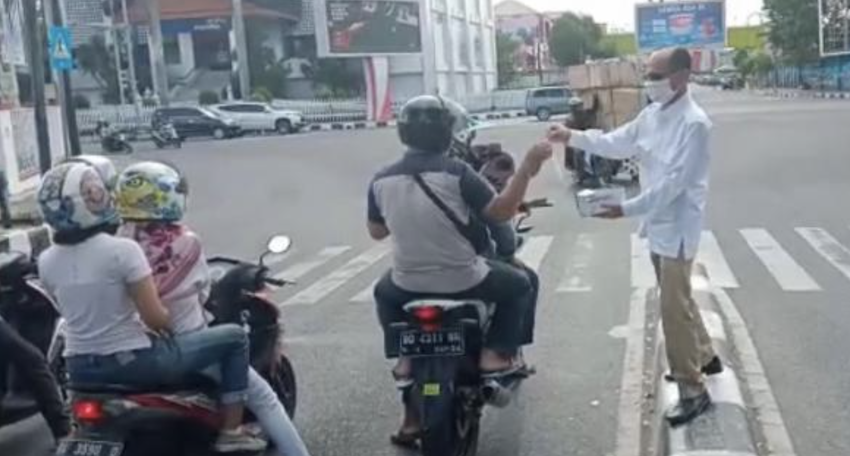 Gerindra Sumbar Bagi-bagi Masker, Andre Rosiade: Jangan Lengah dengan Corona