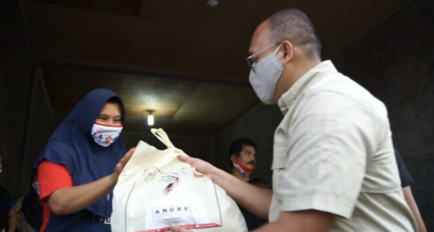 Di Kuranji, Andre Rosiade Bagikan Ratusan Sembako