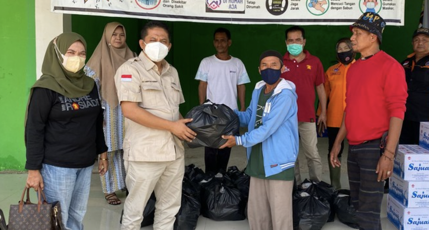 Andre Rosiade Bagikan Nasi Bungkus untuk Korban Banjir di Padang