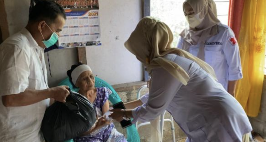 Andre Rosiade Bantu Nenek Tukang Cuci usai Operasi akibat Jatuh