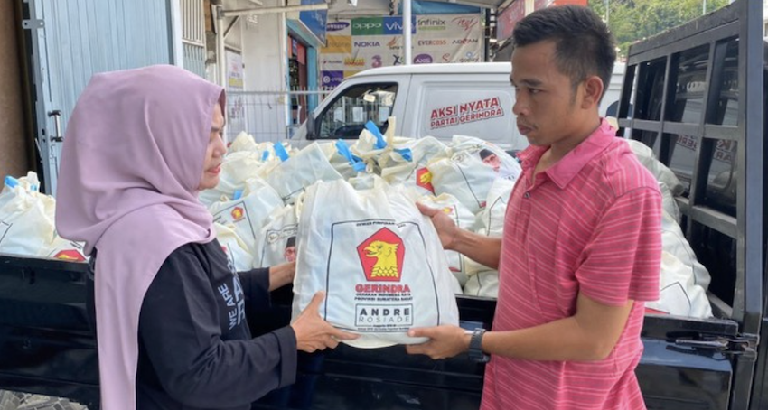 Andre Rosiade Bagikan Puluhan Ribu Paket Sembako di Sumbar