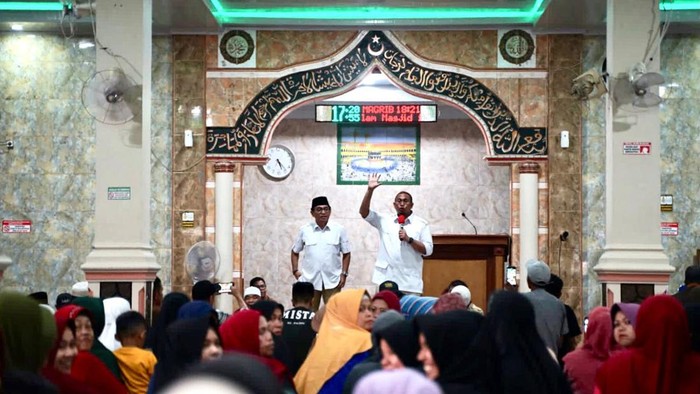 Di Padang, Andre Rosiade Sebar Bantuan untuk Masjid dan Serahkan Ambulans
