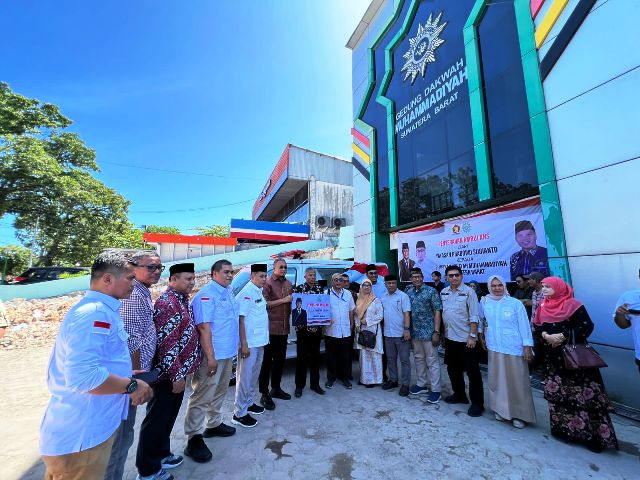 Andre Rosiade Antarkan Ambulans Prabowo untuk PW Muhammadiyah Sumbar
