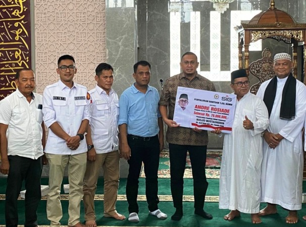Andre Rosiade Bantu Perbaikan Masjid Mustauhidin Alai Parak Kopi Padang