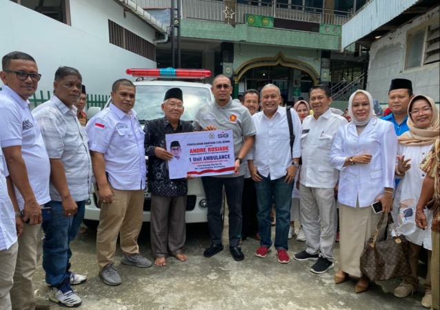 Andre Rosiade Bantu Ambulans untuk Masjid Baiturrahman Lubukbegalung Padang