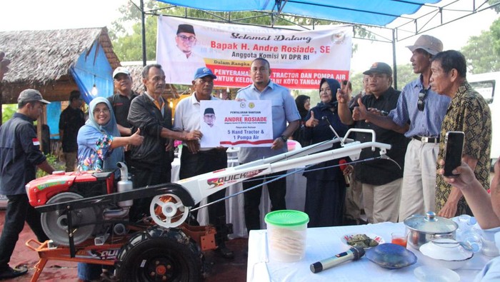 Andre Rosiade Serahkan Bantuan 5 Handtraktor dan Pompa Air ke Kelompok Tani di Padang