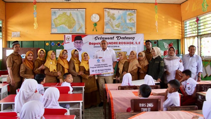 Andre Rosiade Salurkan Beasiswa PIP untuk 29 Murid SDN Bungo Pasang