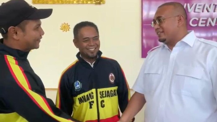 Andre Rosiade Beri Rp 25 Juta Bantu Minang Sejagat FC di Piala Soeratin