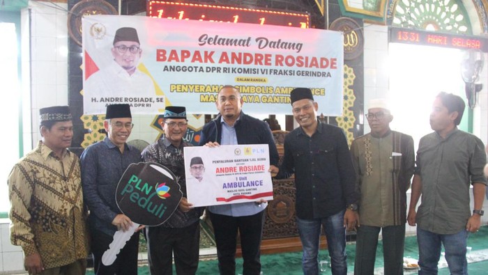 Andre Rosiade Serahkan 1 Unit Ambulans untuk Masjid Tertua di Kota Padang