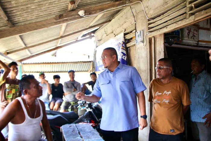 Andre Rosiade Penuhi Janji Pasang Listrik di Kampung Nelayan Pessel