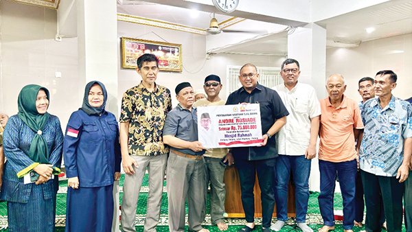 Andre Rosiade Bantu Rehab Kubah Masjid dan Bagi Ratusan Paket Sembako di Lubeg