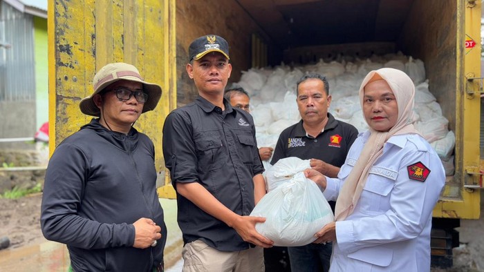 Andre Rosiade Kirim 1.000 Paket Sembako ke Korban Longsor di Maninjau Kab Agam