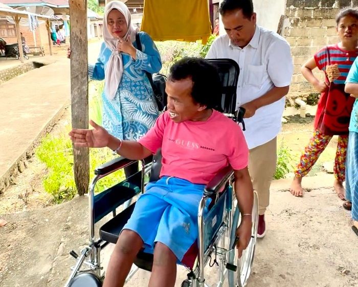 Andre Rosiade Kirim Kursi Roda untuk Pemuda Penderita Polio di Sumbar