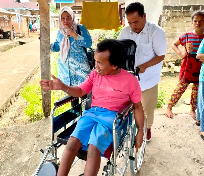 Andre Rosiade Kirim Kursi Roda untuk Pemuda Penderita Polio di Sumbar