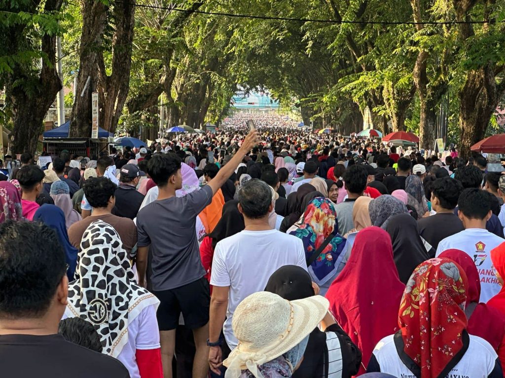 Dilepas Andre Rosiade Bersama Gubernur dan Kapolda, 100 Ribu Warga Sumbar Tumpah Ruah Ikut Jalan Sehat HUT Gerindra-17