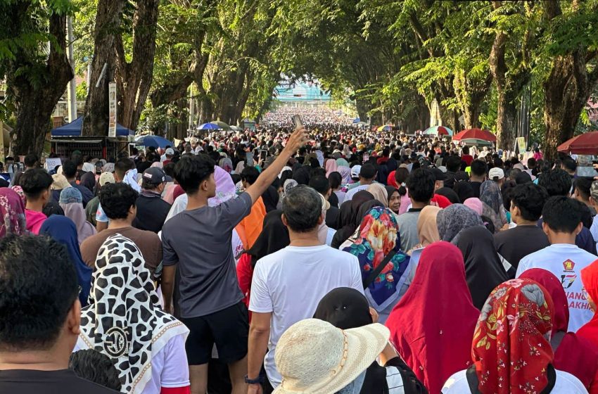 Dilepas Andre Rosiade Bersama Gubernur dan Kapolda, 100 Ribu Warga Sumbar Tumpah Ruah Ikut Jalan Sehat HUT Gerindra-17