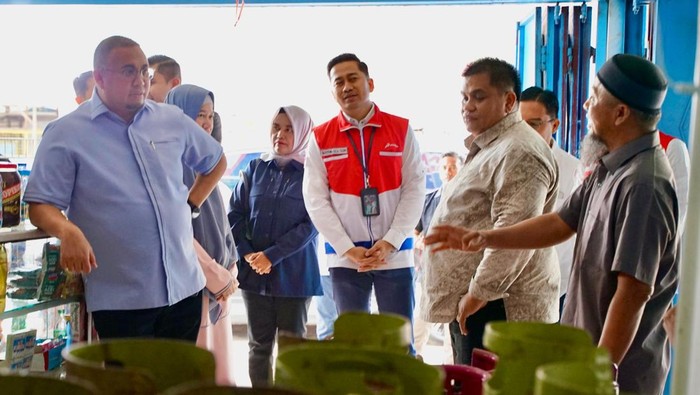 Pastikan Perintah Prabowo Terlaksana, Andre Rosiade Sidak Pangkalan LPG 3 Kg di Padang