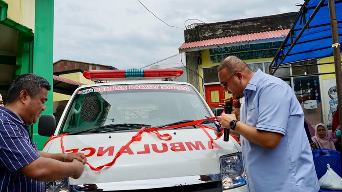 Andre Rosiade Serahkan Ambulans ke Yayasan Sumbar Rakyat Madani di Padang