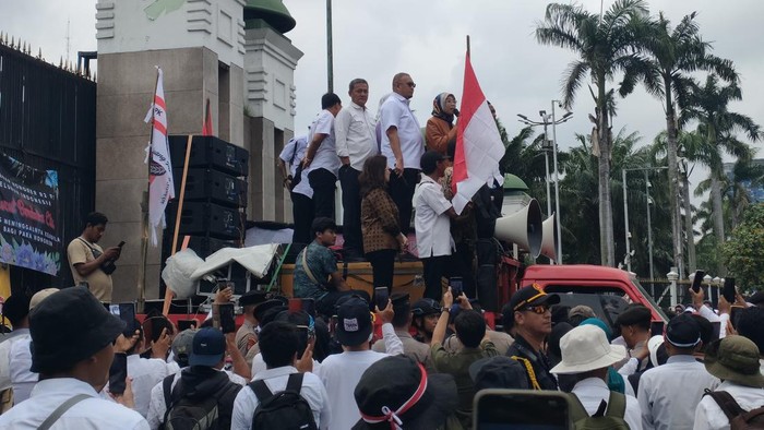 Ketua BAM DPR hingga Andre Rosiade Temui Massa Aliansi Honorer