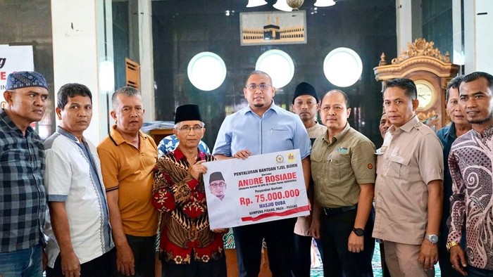 Andre Rosiade Beri Bantuan Rp 75 Juta ke Masjid Quba Kampung Pinang Padang