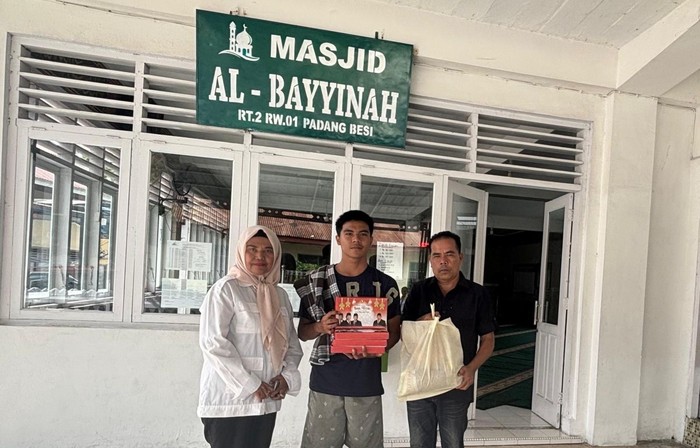 Jelang Lebaran, Andre Rosiade Bagikan Ribuan Paket Sembako & Sarung untuk Garin di Sumbar
