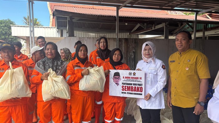 Andre Rosiade Bagikan Ribuan Paket Sembako untuk Petugas Kebersihan di Sumbar