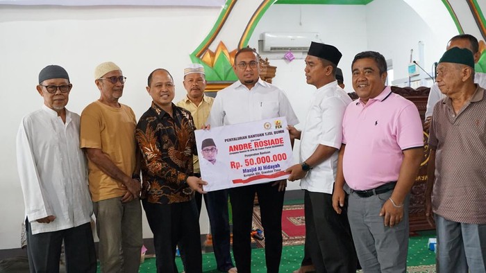 Andre Rosiade Beri Bantuan Rp 50 Juta ke Masjid Komplek KAI di Padang