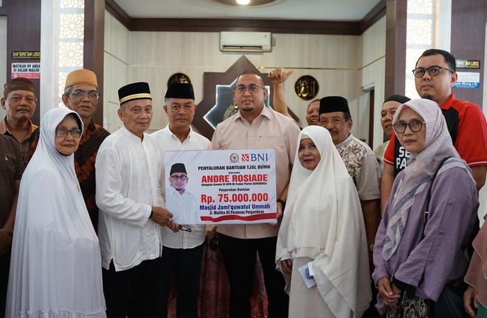 Andre Rosiade Salurkan Bantuan untuk Masjid Jami’quwatul Ummah di Padang