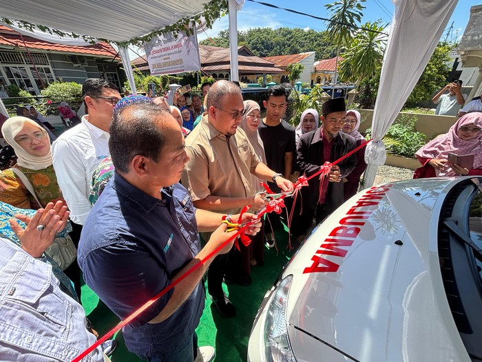 Andre Rosiade Serahkan Bantuan Ambulans ke Masjid Al Iman di Padang