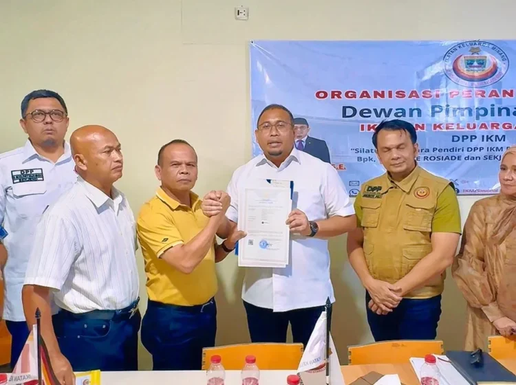 Ketum Andre Rosiade Terima Sertifikat Merek dan Hak Paten IKM dari Pendiri