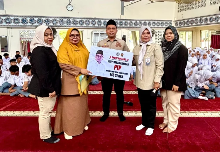 Andre Rosiade Salurkan 148 Beasiswa PIP untuk Siswa SMAN 1 Padang