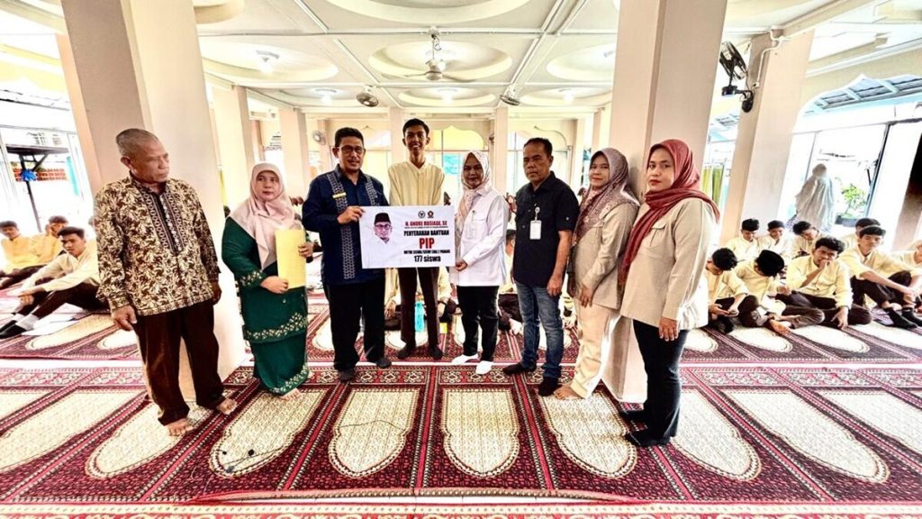 Andre Rosiade Salurkan 177 Beasiswa PIP di SMAN 2 Padang