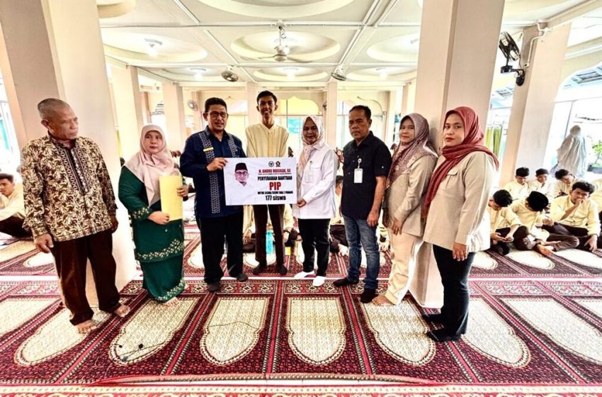 Andre Rosiade Salurkan 177 Beasiswa PIP di SMAN 2 Padang