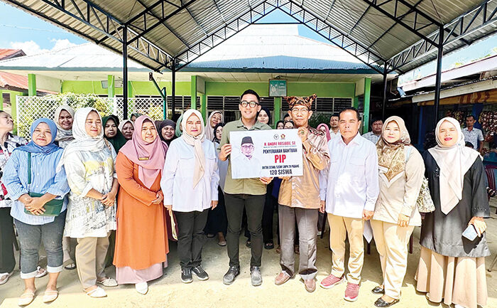 Andre Rosiade Salurkan Beasiswa PIP untuk 120 Siswa SMPN 20 Padang
