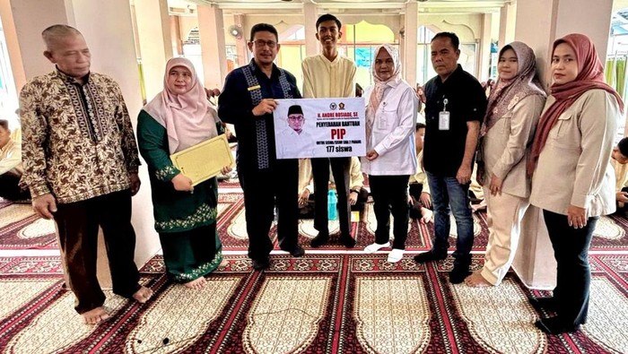 Andre Rosiade Salurkan Ribuan Beasiswa Program Indonesia Pintar di Sumbar