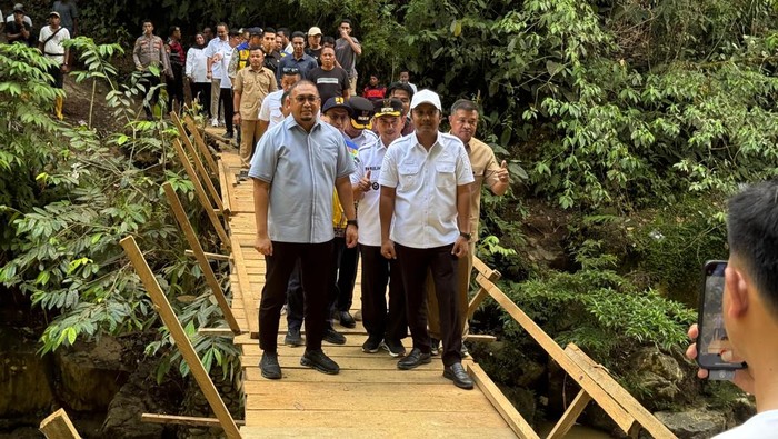 Andre Rosiade: Pemerintah Prabowo Akan Bangun Jembatan-Jalan Rusak di Pasaman