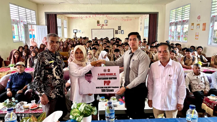 Andre Rosiade Bagikan 70 Beasiswa PIP ke SMK Farmasi Imam Bonjol, Bukittinggi