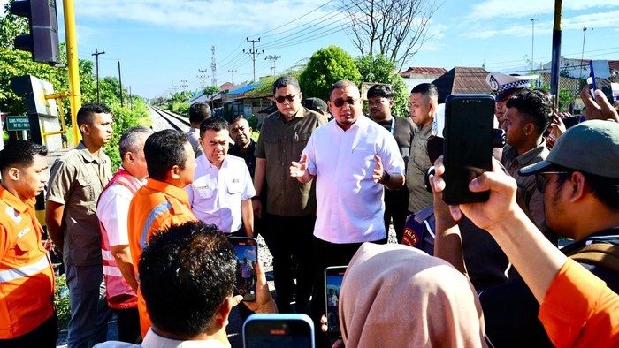 Andre Rosiade Cek TKP Kecelakaan KA Vs Mobil di Padang, Dorong Ada Palang-Penjaga