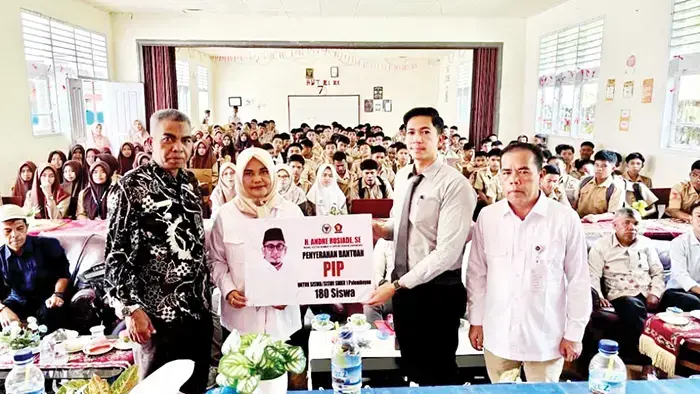 Andre Rosiade Salurkan 180 Beasiswa PIP di SMK 1 Palembayan, Agam