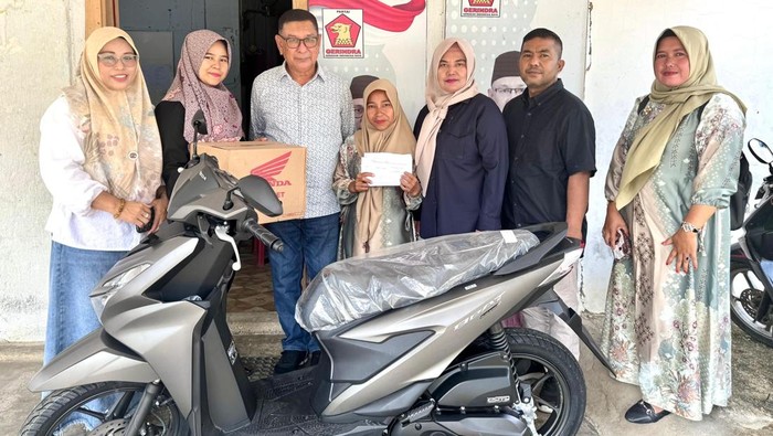 Andre Rosiade Serahkan Hadiah 1 Unit Motor ke Guru TK di Langki Sijunjung