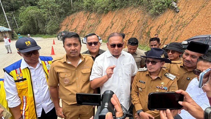 Andre Rosiade Tinjau Jalan Rusak Payakumbuh-Sitangkai, Tegaskan Segera Diperbaiki