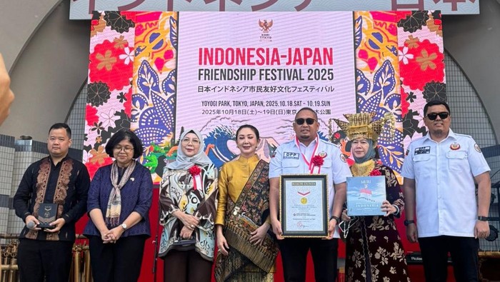 Andre Rosiade Antar IKM Pecahkan Rekor MURI Masak Rendang di Luar Negeri