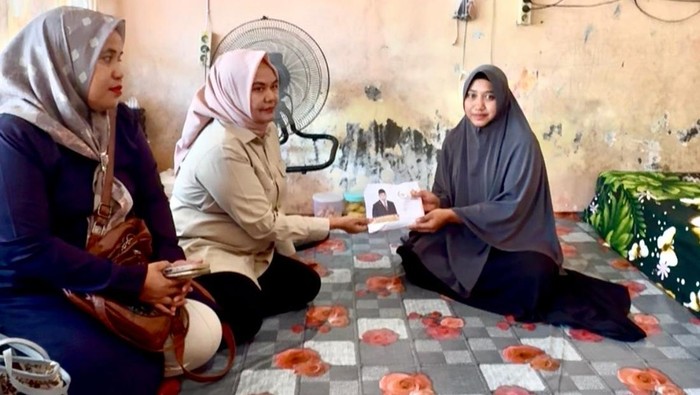 Andre Rosiade Bantu Rp 20 Juta ke Ibu 3 Anak yang Terpaksa Jadi Kuli Batu di Padang Pariaman