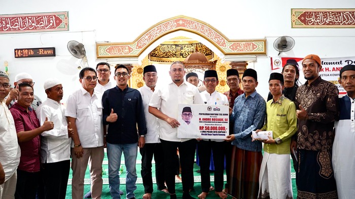 Andre Rosiade Salurkan Bantuan Rp 50 Juta di Masjid Raya Taqrib Rawang Padang